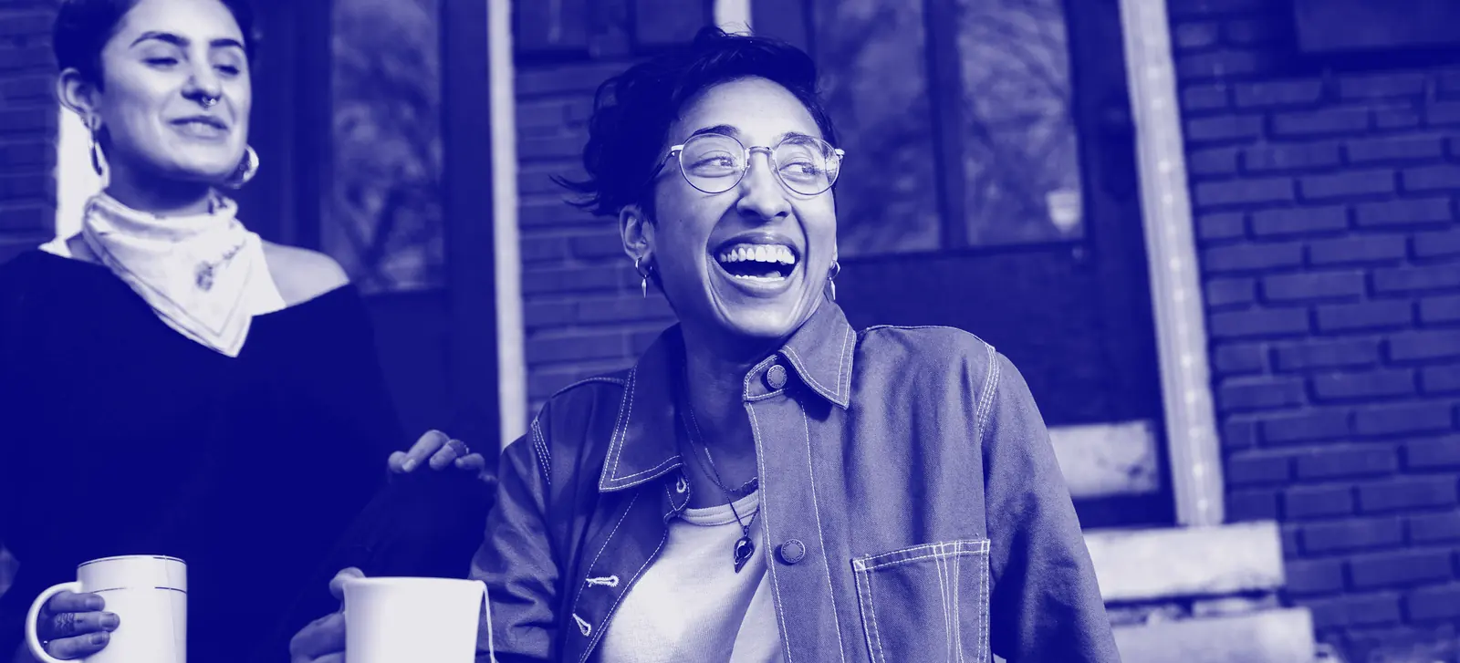 Dos personas riendo durante una conversación